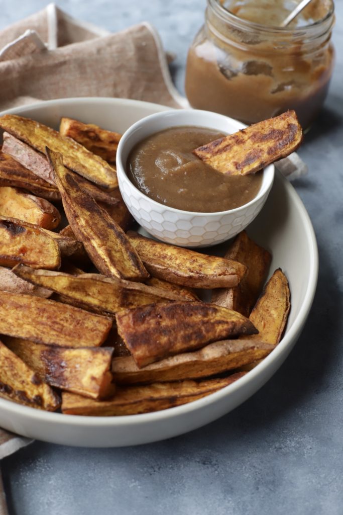 Cinnamon Roasted Sweet Potato Wedges with Apple Butter Dipping Sauce - 5 WW Smart Points - RachelsHealthyplate.com | #ww #smartpoints #sweetpotato #applebutter