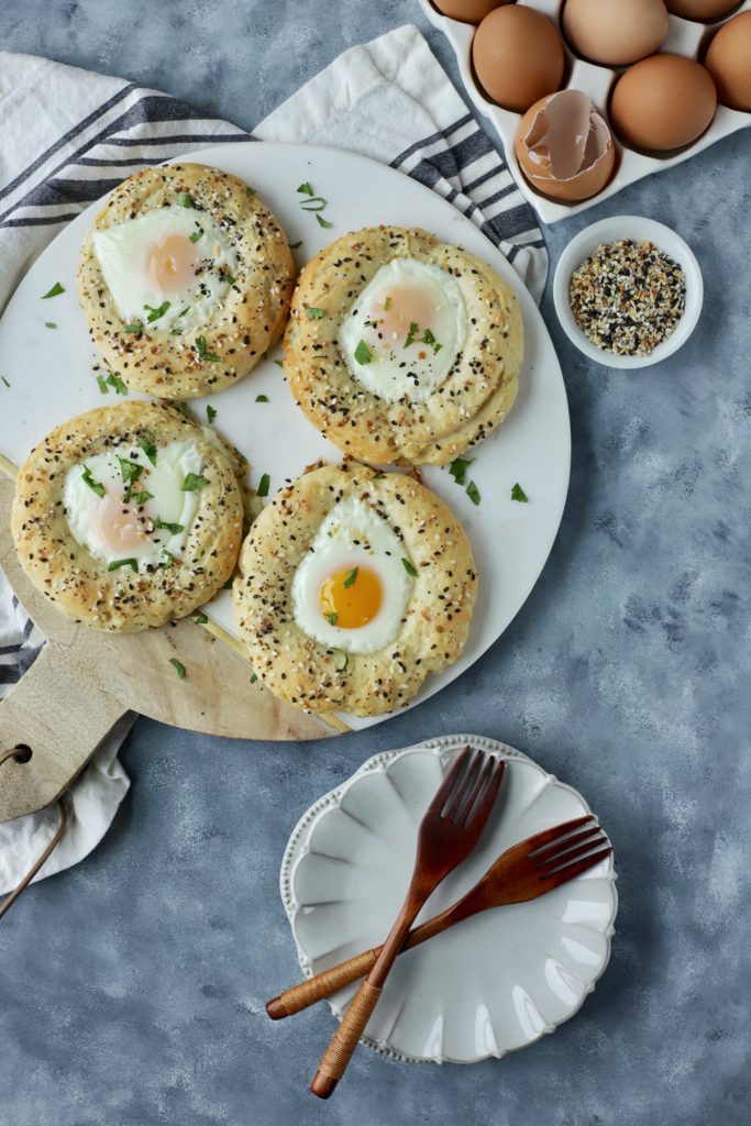 Egg in a Hole Everything Bagel - 3 WW SmartPoints & 203 Calories | Rachelshealthyplate.com | #ww #smartpoints #everythingbagel #brunch #egginahole