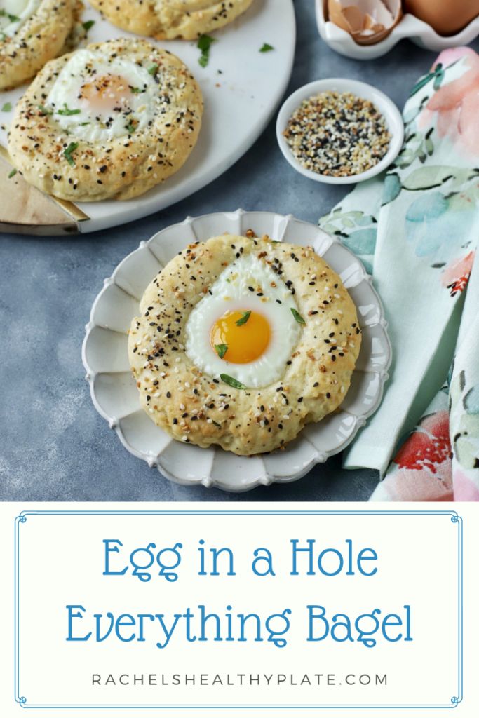 Egg in a Hole Everything Bagel - 3 WW SmartPoints & 203 Calories | Rachelshealthyplate.com | #ww #smartpoints #everythingbagel #brunch #egginahole