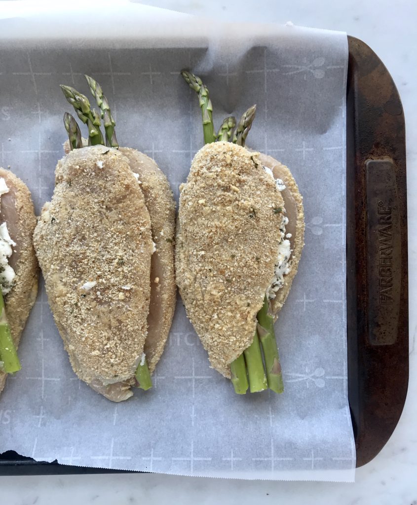 Goat Cheese & Asparagus Stuffed Chicken = 5 WW SmartPoints & 300 Calories | Rachelshealthyplate.com | #WW #WeightWatchers #SmartPoints #asparagus #goatcheese