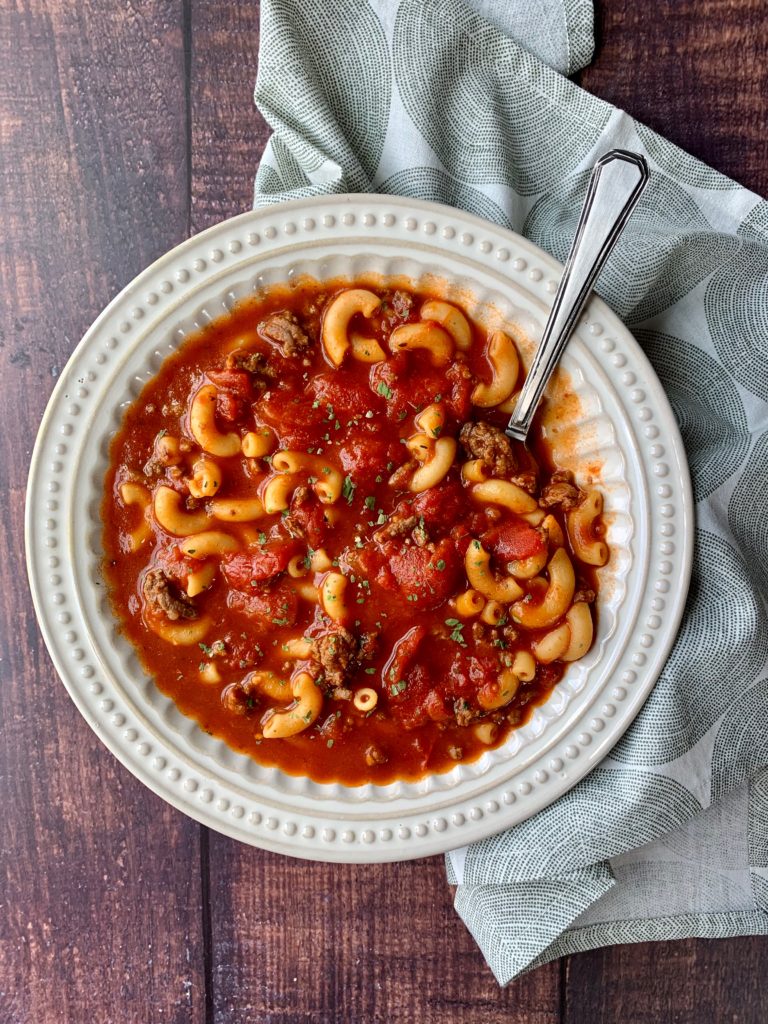 Tomato, Beef, & Macaroni Soup - 275 Calories & WW Friendly | Rachelshealthyplate.com | #ww #smartpoints #souprecipe