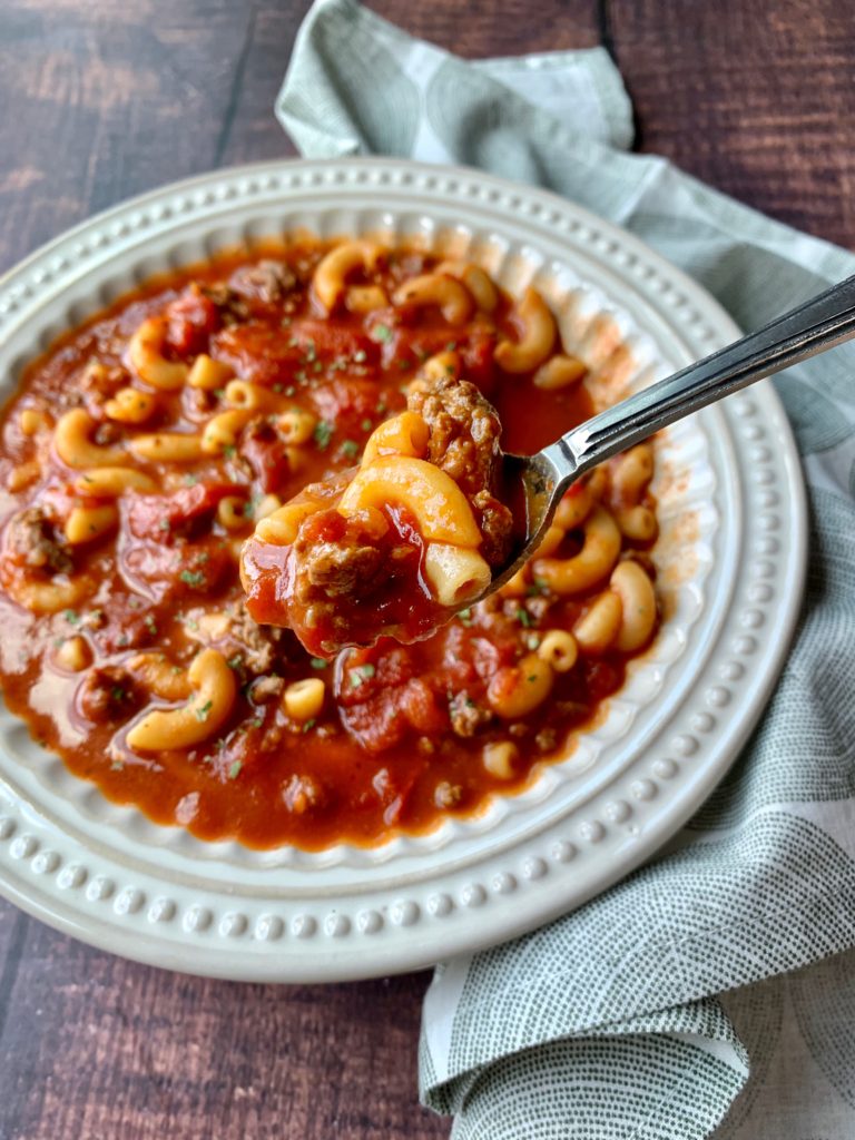 Tomato, Beef, & Macaroni Soup - 275 Calories & WW Friendly | Rachelshealthyplate.com | #ww #smartpoints #souprecipe