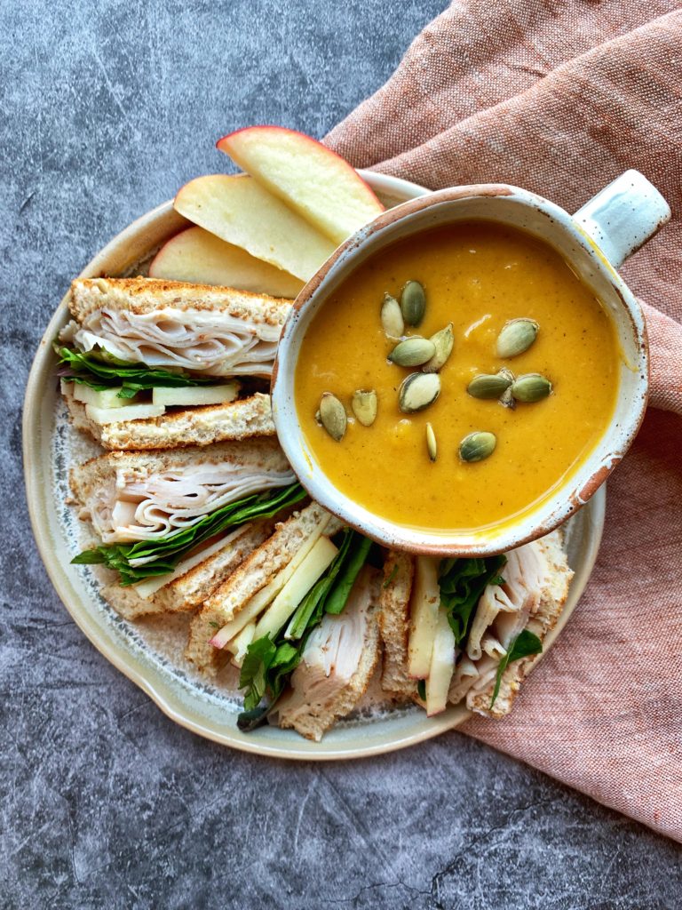 Healthy & Delicious Butternut Squash Soup - 180 calories & 3 WW SmartPoints | Rachelshealthyplate.com | #ww #smartpoints