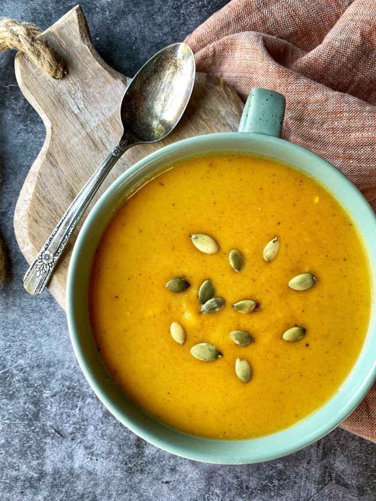 Healthy & Delicious Butternut Squash Soup - 180 calories & 3 WW SmartPoints | Rachelshealthyplate.com | #ww #smartpoints