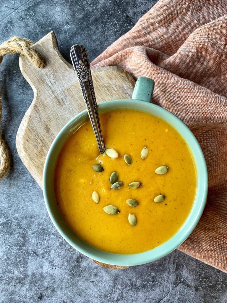 Healthy & Delicious Butternut Squash Soup - 180 calories & 3 WW SmartPoints | Rachelshealthyplate.com | #ww #smartpoints