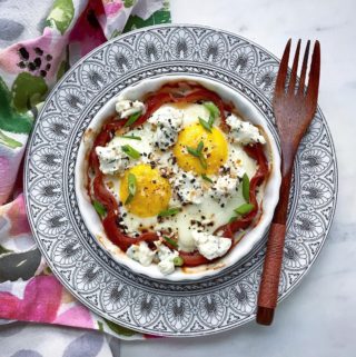 Baked Eggs with Ham, Cream Cheese, and Bagel Seasoning - 2 Weight Watchers Smart Points | Rachelshealthyplate.com